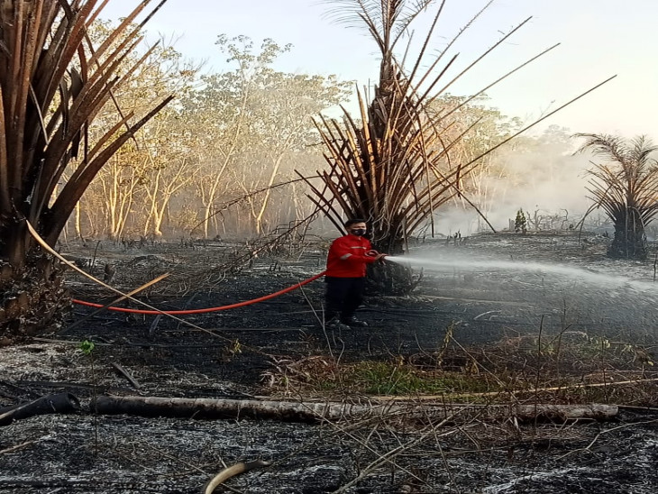 Lahan masyarakat terbakar, satu unit mobil Damkar diturunkan