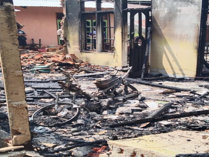Satu unit rumah permanen dan kendaraan roda dua hangus terbakar di Kecamatan Siak Hulu