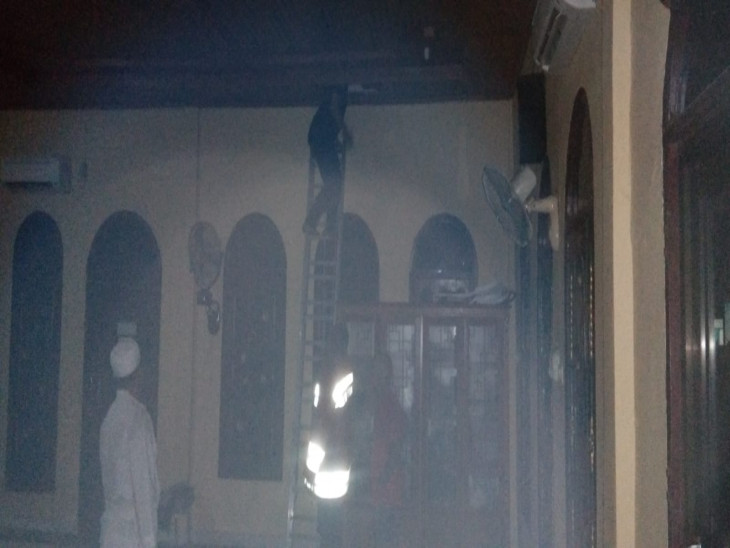 Si Jago Merah hanguskan atap Masjid Akromunnas Bangkinang Kota