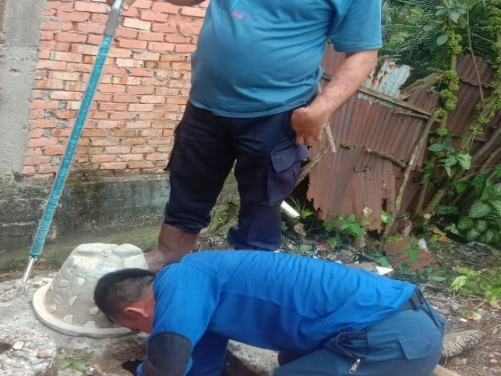 Seekor Ular Sanca berukuran sekitar kurang lebih 3 meter berhasil di Evakuasi Tim Rescue DAMKAR