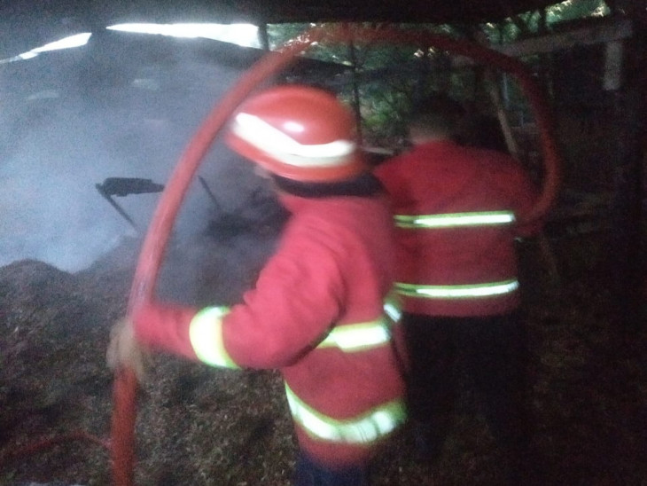 Gudang Palet Milik Warga di Pasir Putih Siak Hulu Terbakar