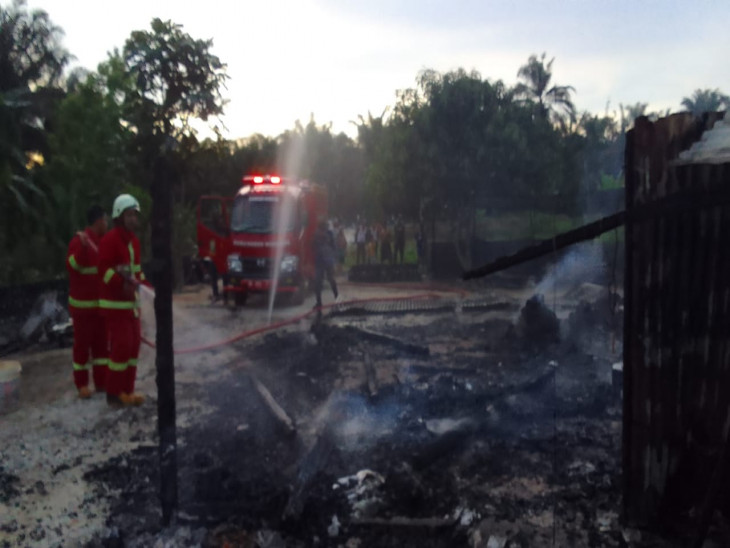 Kebakaran Rumah Papan di Pangkalan Baru, Berhasil di Padamkan Petugas Damkar dan Penyelamatan Kampar