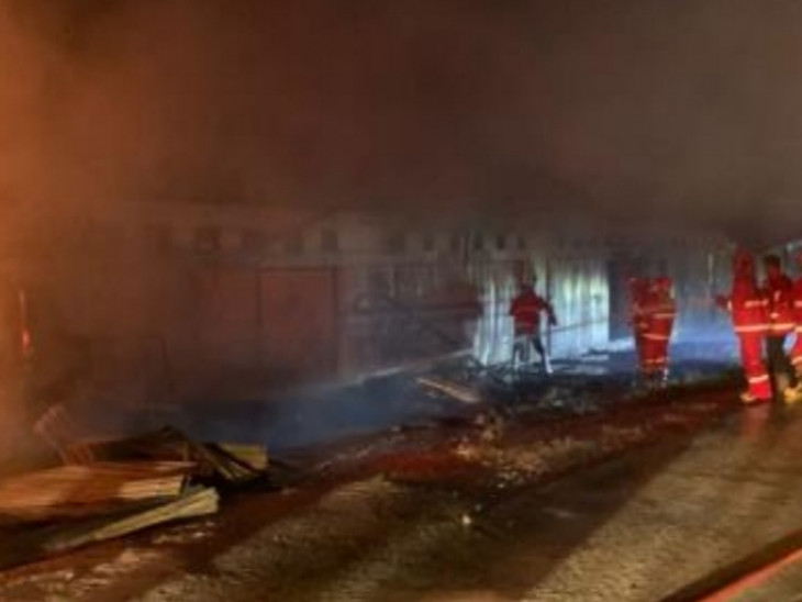 5 Kios Hagus Terbakar, Petugas Damkar dan Penyelamatan Kampar Berjibaku Padamkan Api