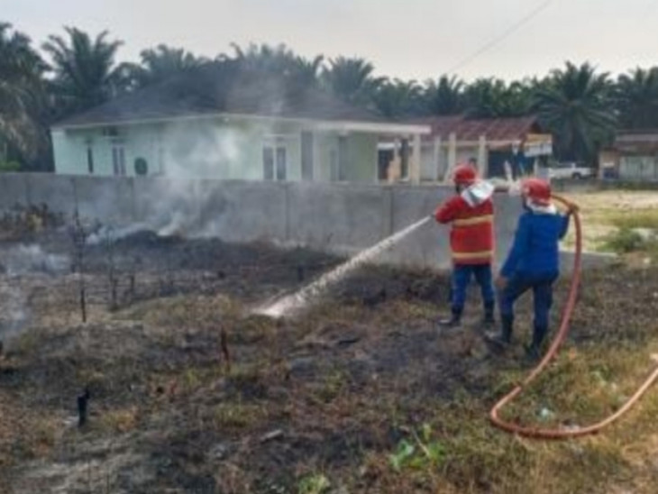 Petugas Dinas Damkar Kampar Berhasil Padamkan Api Pada Kebakaran Lahan di Desa Simalinyang