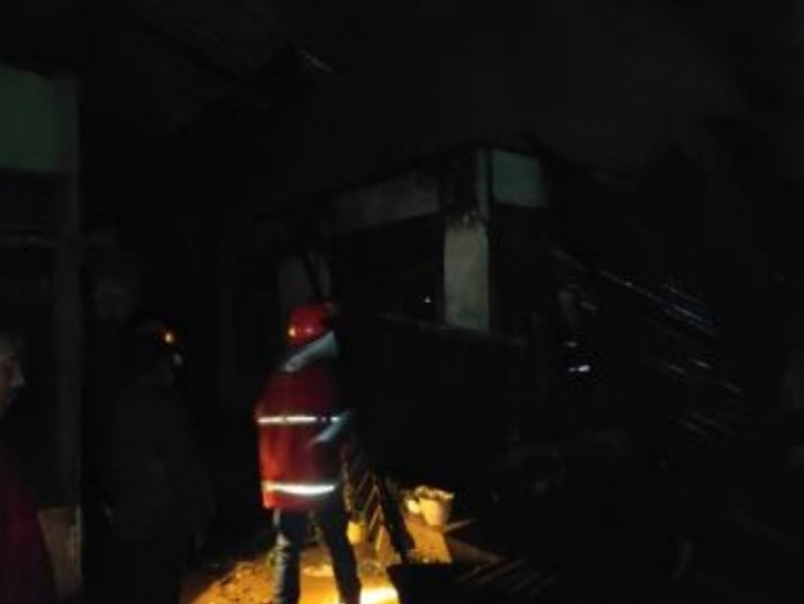 Kebakaran Rumah Permanen, Petugas Damkar dan Penyelamatan Kampar Turunkan 3 Unit Mobil Pemadam