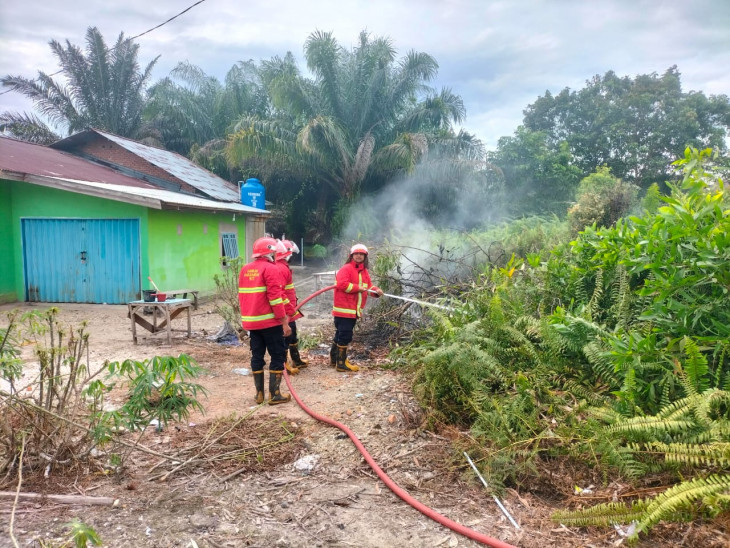 Dinas Damkar dan Penyelamatan Kampar Turun Padamkan Api di Lahan Desa Salo Timur