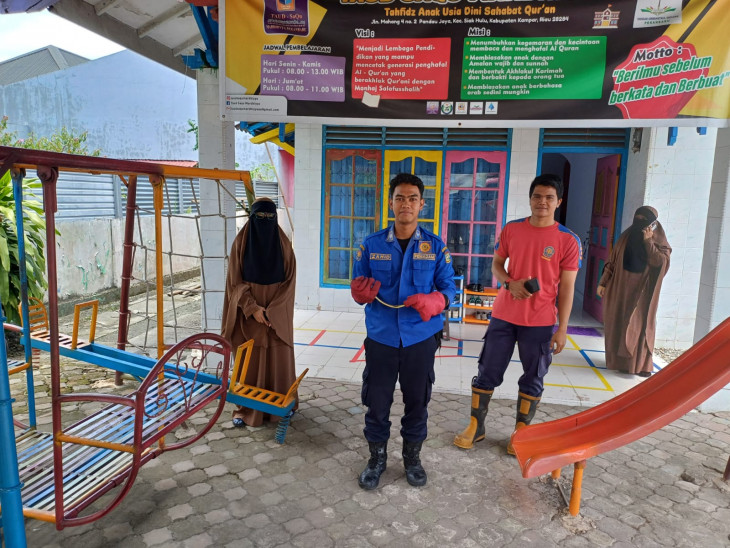 Tim Rescue Damkar dan Penyelamatan Kampar Berhasil Tangkap Ular Cobra di Siak Hulu