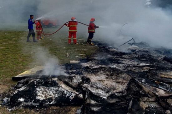Petugas Damkar Kampar Padamkan Api Pada Tumpukan Material Bangunan Yang Terbakar di Salo