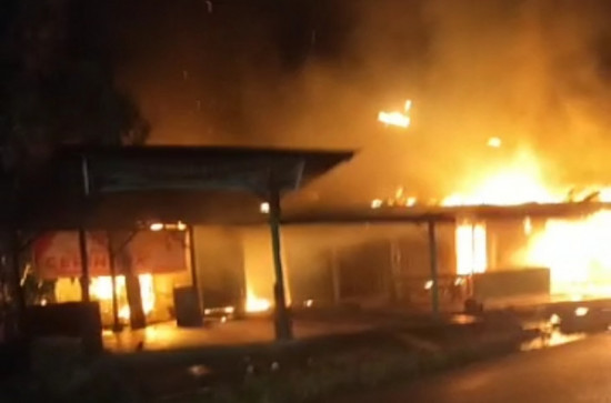 Kebakaran Bangunan di Pasir Sialang, Berhasil di Padamkan Petugas Damkar dan Penyelamatan Kampar